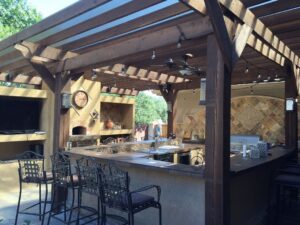 Outdoor patio kitchen and bar